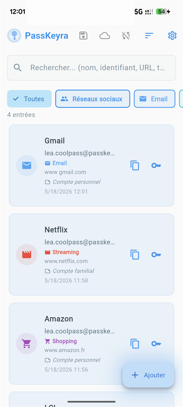 Capture d'écran de l'écran d'accueil PassKeyra avec la liste des mots de passe organisés par catégorie.