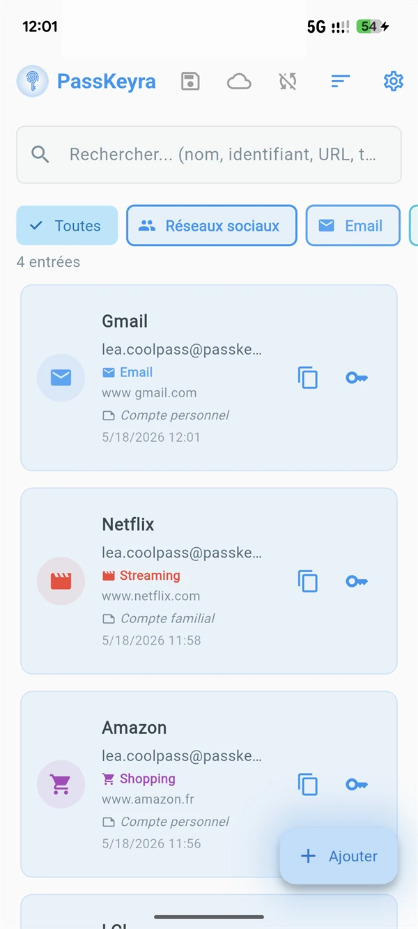 Capture d'écran de l'écran d'accueil PassKeyra avec la liste des mots de passe organisés par catégorie.